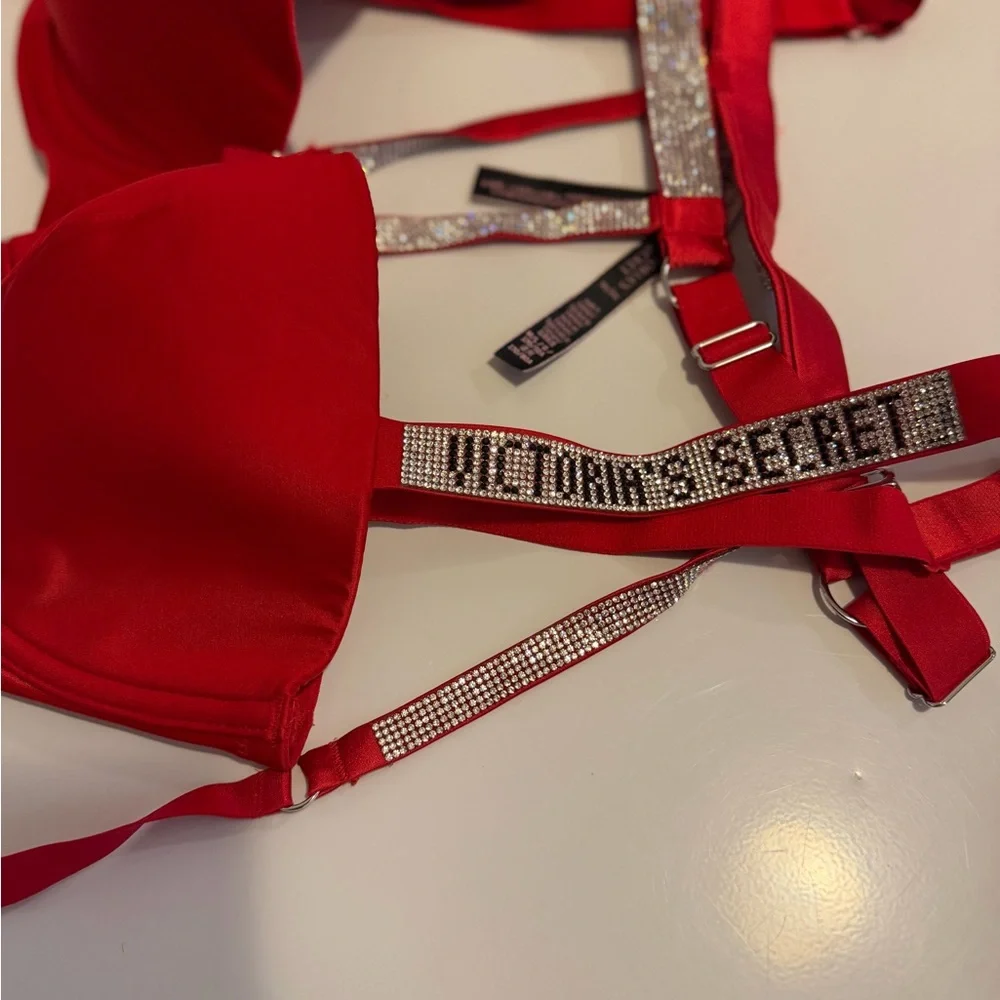 Very Sexy Lipstick Red Shine Strap Demi Bra & Garter set - Picture 5 of 6
